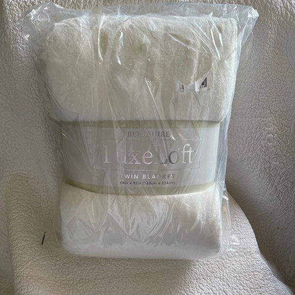 Berkshire Life Luxe Loft Twin Plush Throw Cozy Blanket 66 in x 92 in BRAND NEW!! - Picture 11 of 16
